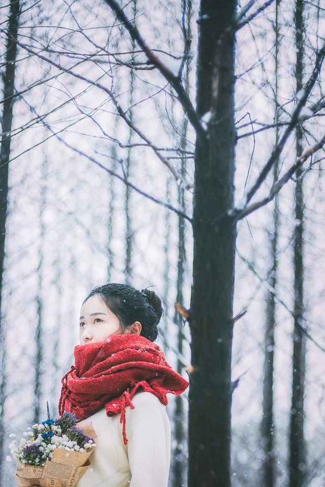 清纯丸子头妹子雪中唯美迷人写真