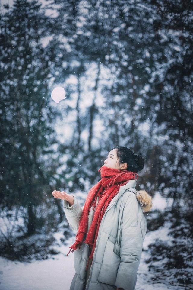 清纯丸子头妹子雪中唯美迷人写真