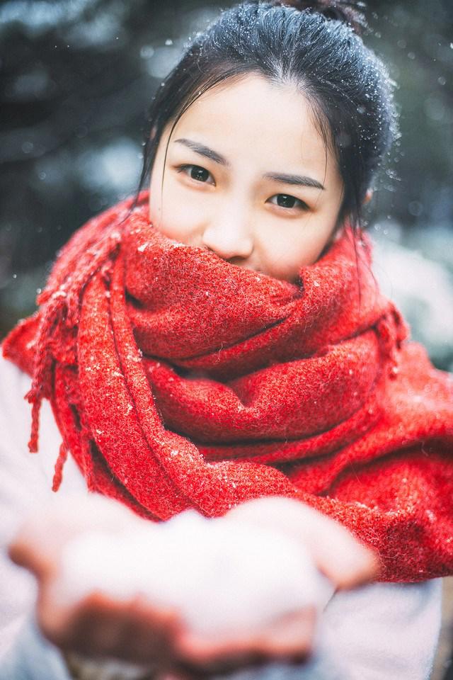 清纯丸子头妹子雪中唯美迷人写真