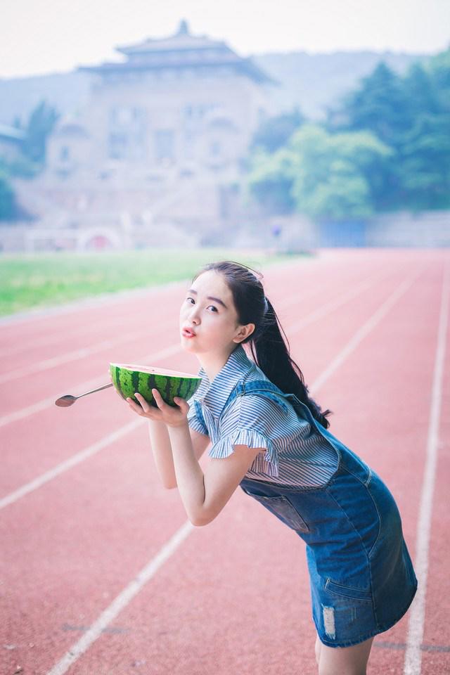 夏日校园清纯白嫩学妹卖萌写真