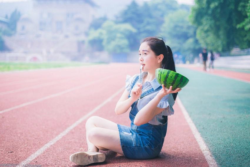 夏日校园清纯白嫩学妹卖萌写真