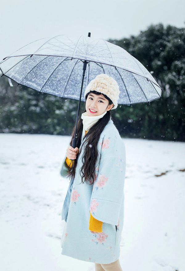 甜美小清新美女雪中可爱迷人写真