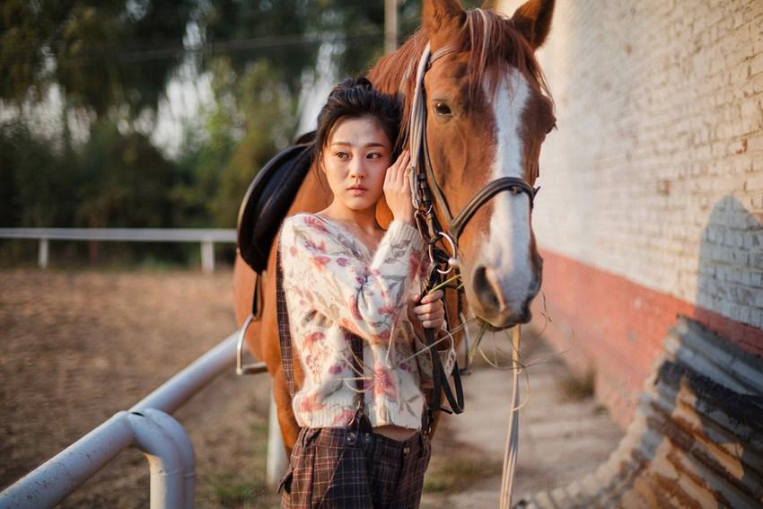 唯美清纯美女骑马装帅气写真图