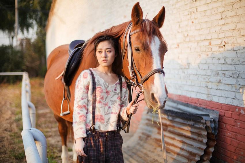 唯美清纯美女骑马装帅气写真图