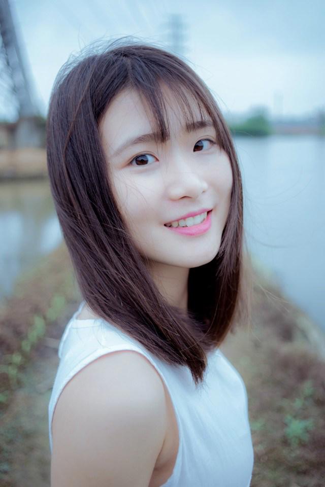 90后邻家甜美素颜美女迷人生活照