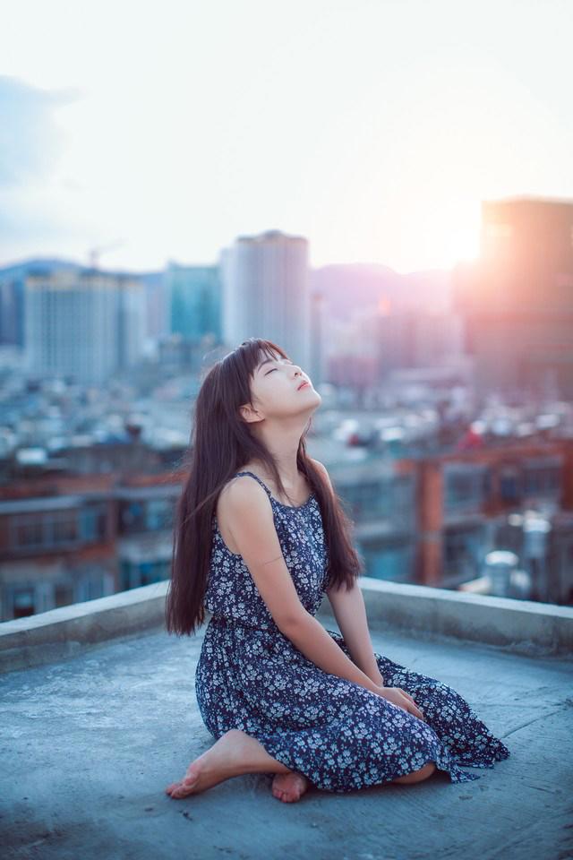 长发美女天台碎花连衣裙唯美写真大片