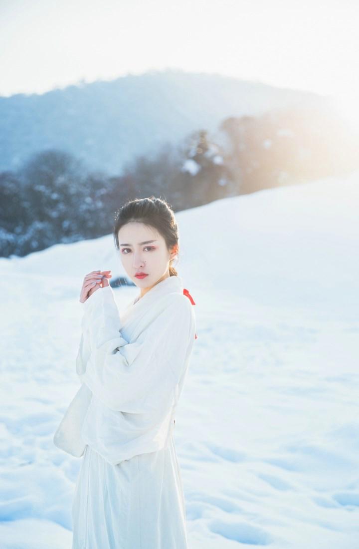 雪中古装汉服美女尽显高冷气质写真