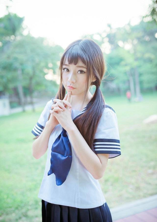 清纯女孩公园水手服可爱写真