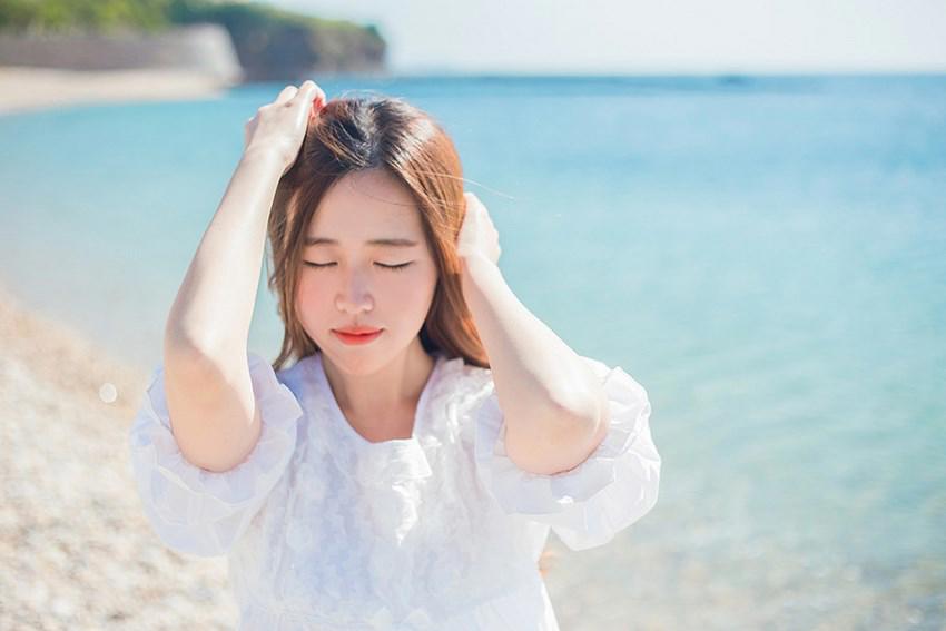 长发飘飘美女海边薄纱裙唯美写照