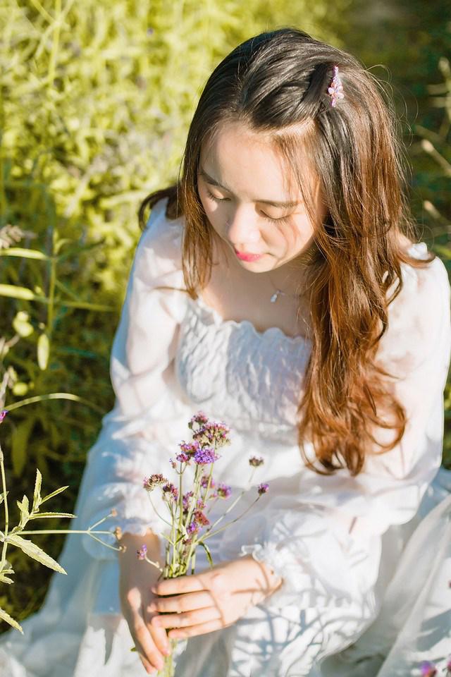 阳光美女户外写真犹如百花仙子