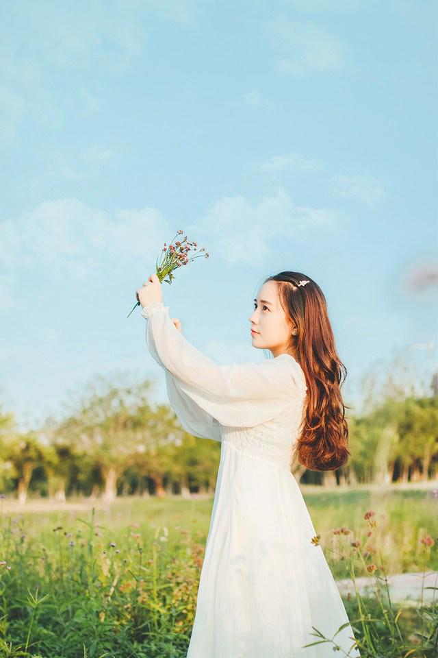 阳光美女户外写真犹如百花仙子