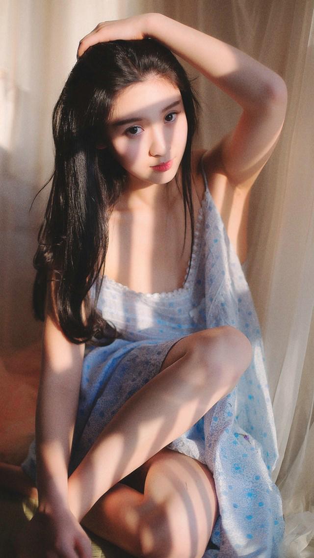 小清新美女居家碎花短裙美照