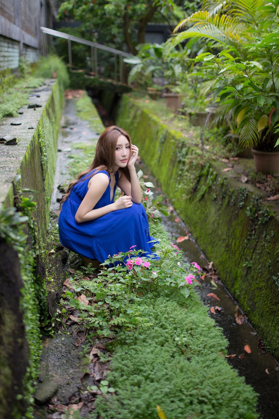 台湾长裙mm赵芸户外小清新写真