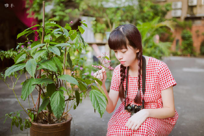 格子短裙女生户外清纯唯美写照