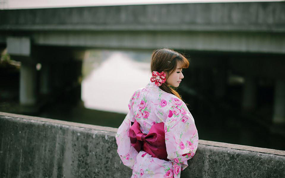 清纯少女和服室外唯美写照