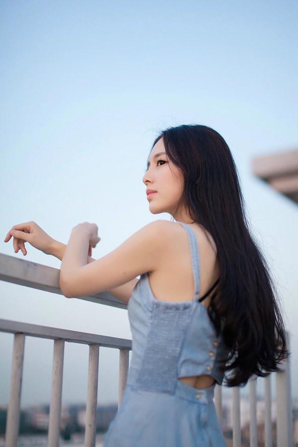 清纯长发美女天台唯美写照