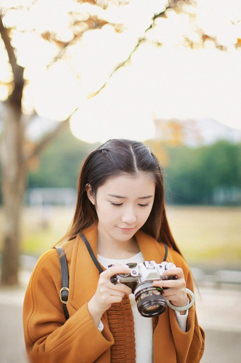 清纯少女户外迷人笑容写照