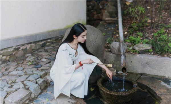 清纯古典风美女户外迷人写真