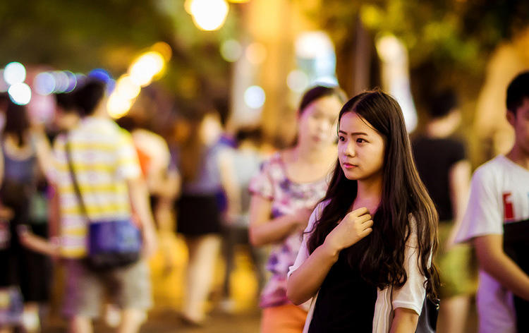 可爱长发美女街拍大图