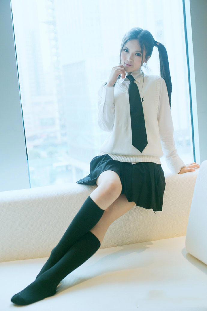 甜美学生制服美女私房迷人写真