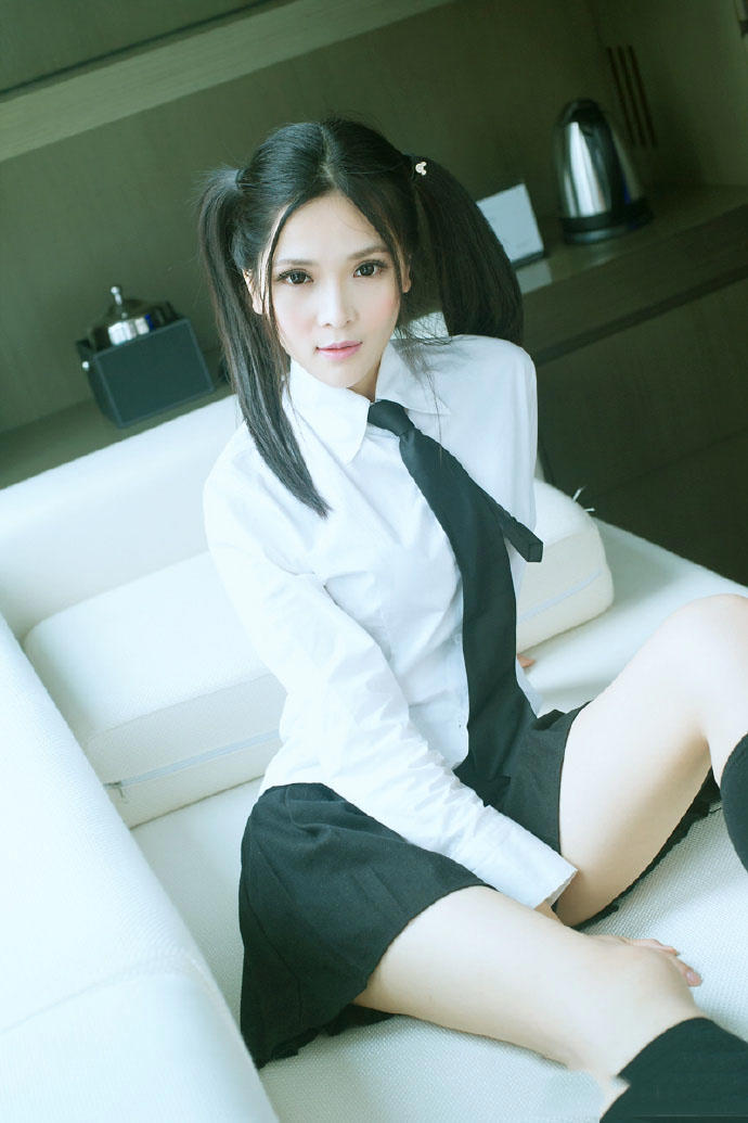 甜美学生制服美女私房迷人写真