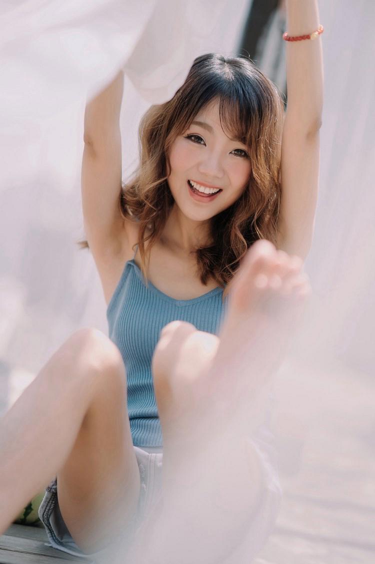 清纯白纱美女室内高清写真