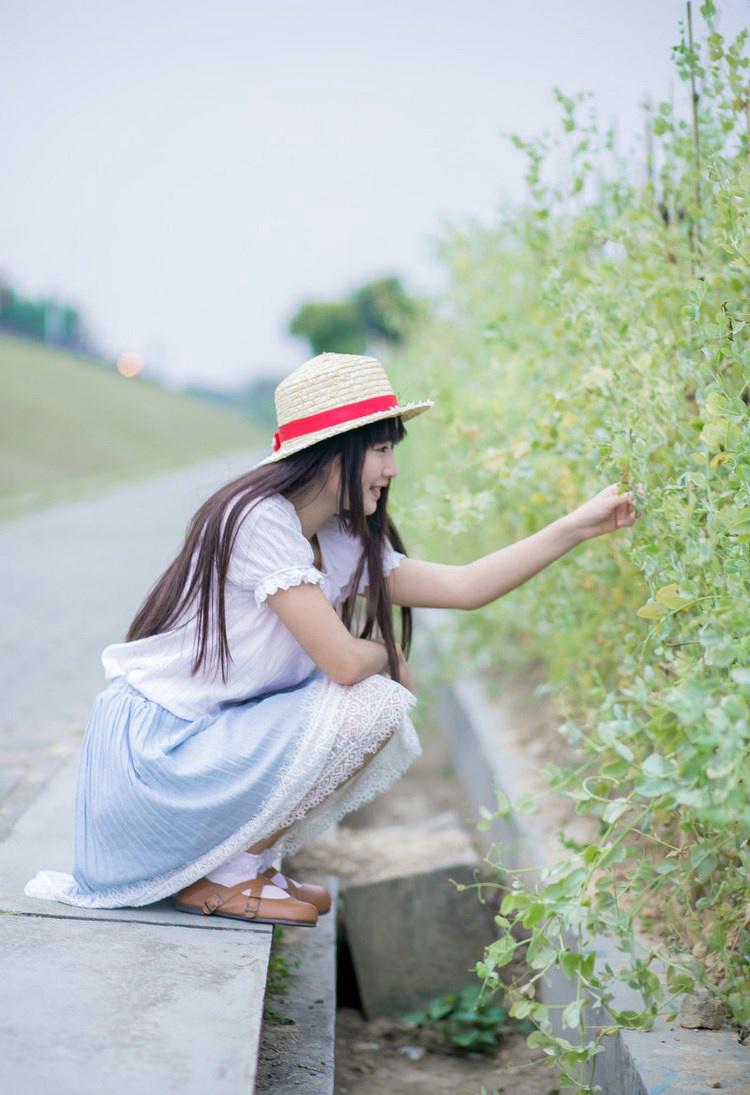 可爱美女户外迷人写真