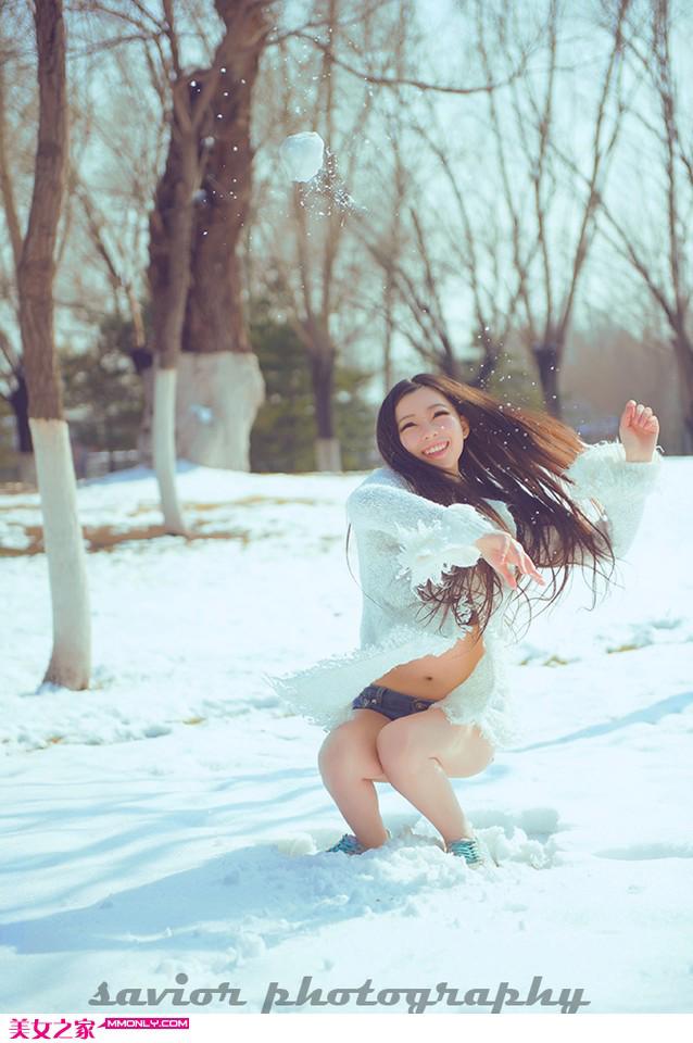 冬日清纯美眉雪地迷人写真