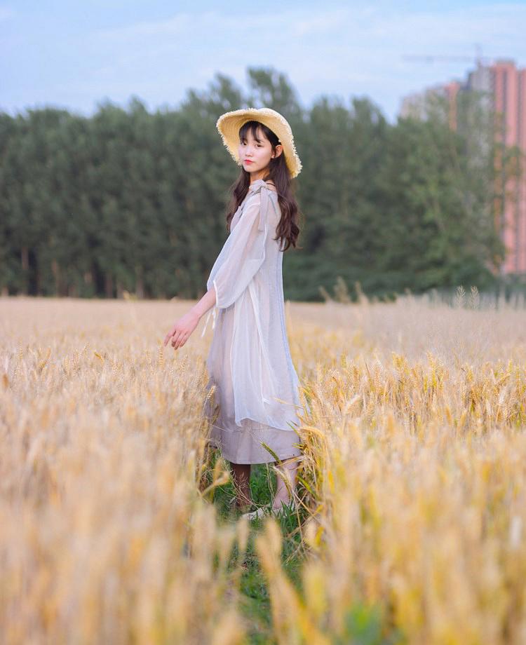 艳丽美女清纯蕾丝裙高清写真