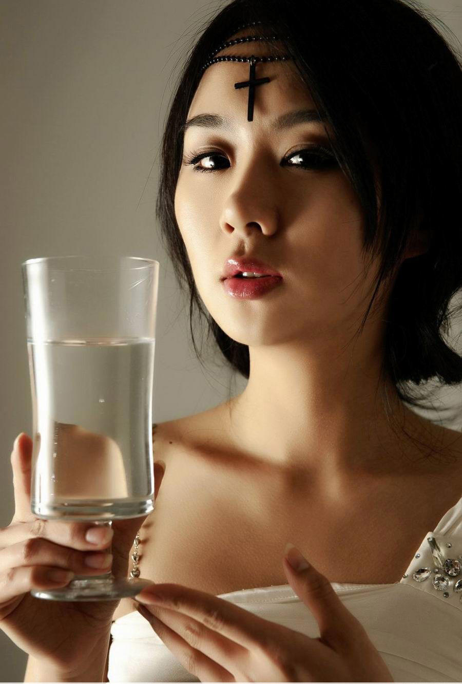 妩媚美乳萌妹子泳池性感写真