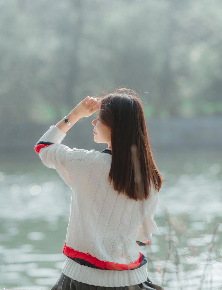 清纯美少女户外迷人写真