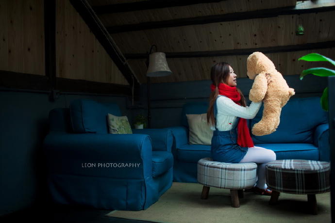 可爱重庆美女抱泰迪熊拍摄写真甜美动人