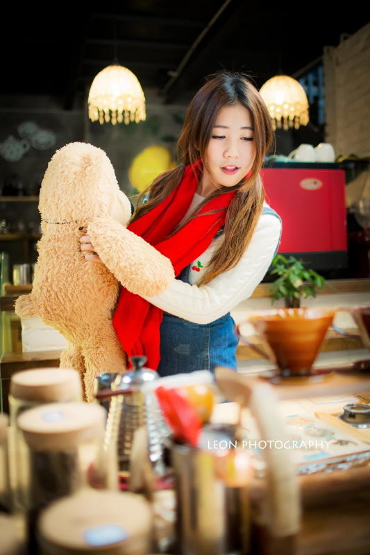 可爱重庆美女抱泰迪熊拍摄写真甜美动人