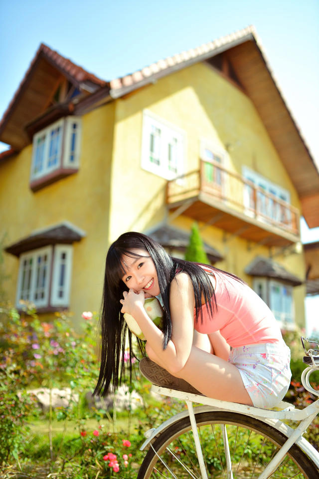 水果少女甜美笑容户外写真